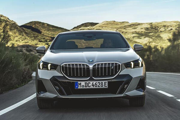 不只塞車時能用，BMW i5 成首款時速 130 公里可合法「手放開」的 Level 3 車款::DDCAR 電動車